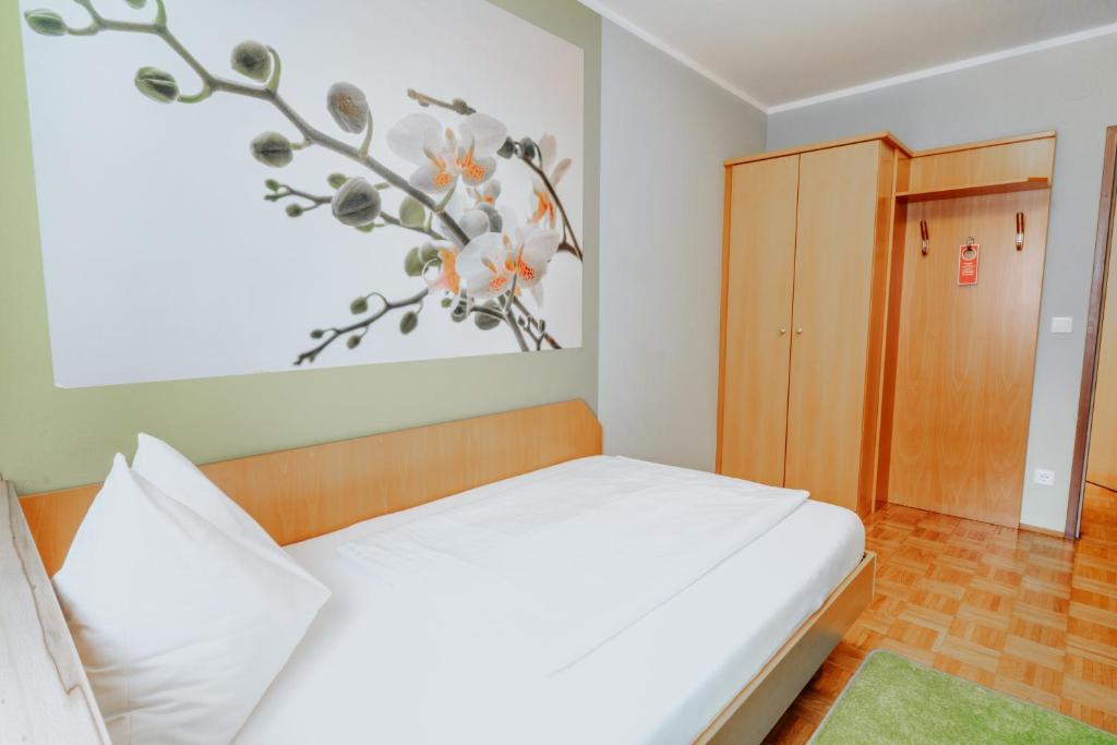 Postel nebo postele na pokoji v ubytování Hotel am Kapuzinerplatz