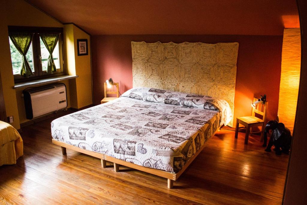 ein Schlafzimmer mit einem großen Bett in einem Zimmer in der Unterkunft B&B Pian Savin in Giaveno