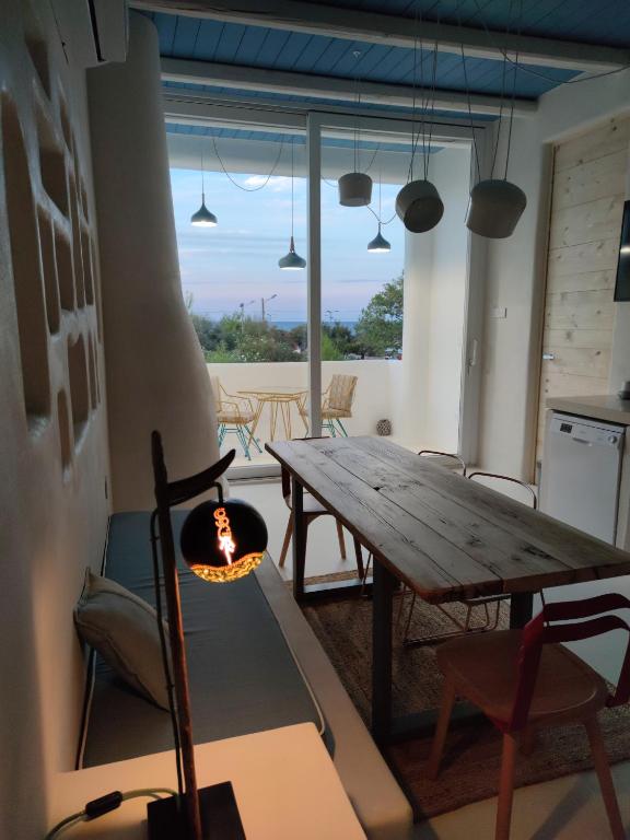 a dining room with a table and a fire pit at Casa Mediterranea Jacuzzi riscaldata con Caminetto in Specchiolla