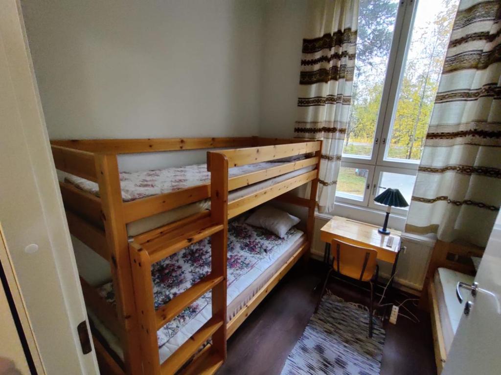 Bunk bed o mga bunk bed sa kuwarto sa Huoneisto Äkäsjokisuu - Lapin Linna