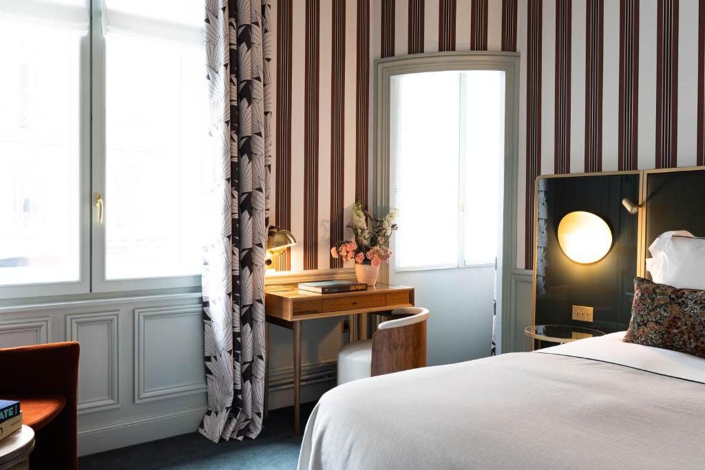 Postel nebo postele na pokoji v ubytování Grand Powers Hotel