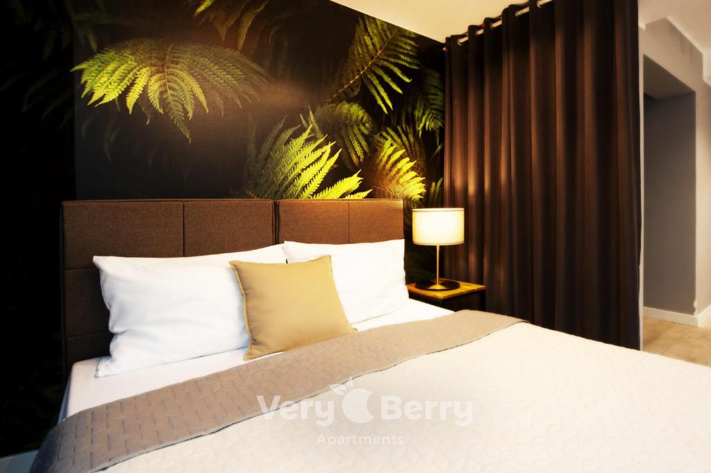 ポズナンにあるVery Berry - Polna 50 - self check in 24hのベッドルーム(白い枕の大型ベッド1台付)