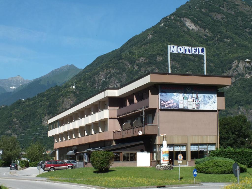 Nespecifikovaný výhled na hory nebo výhled na hory při pohledu z hotelu