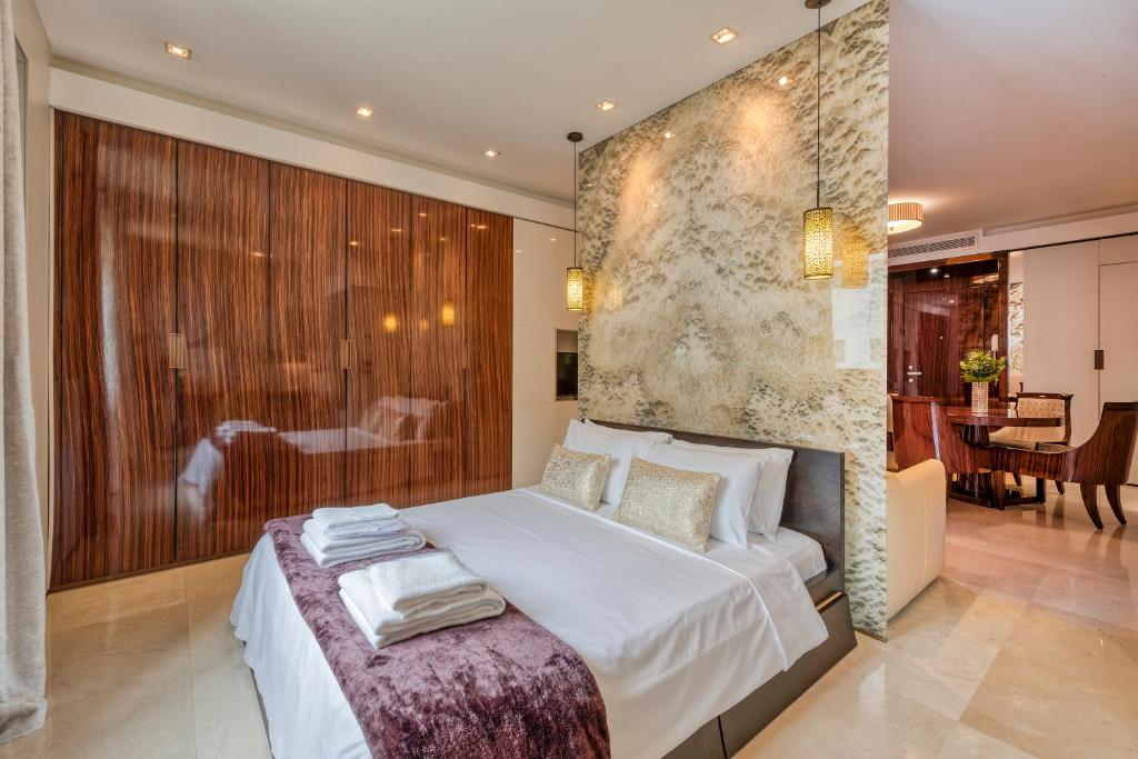 A bed or beds in a room at Milan Royal Suites - Centro Duomo