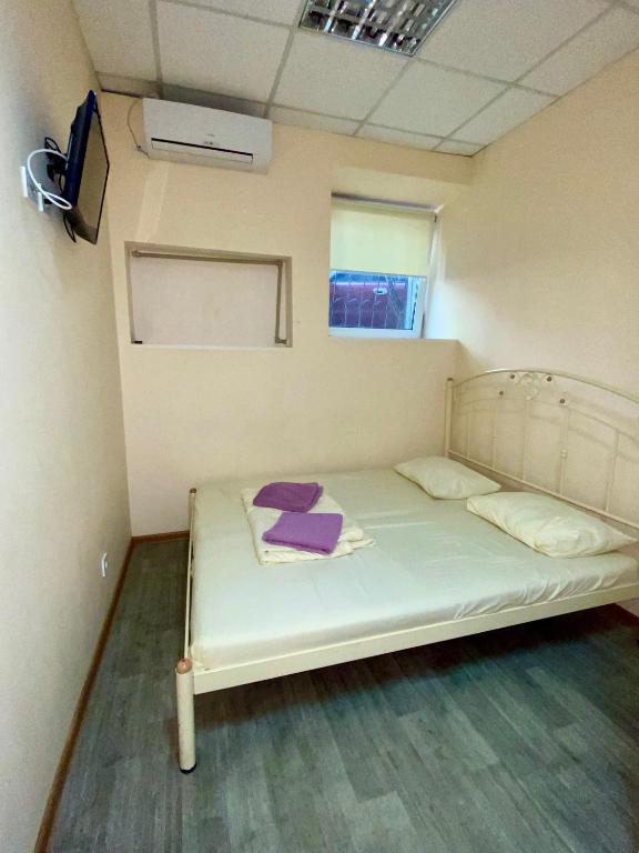 Postel nebo postele na pokoji v ubytování Адмирал хостел