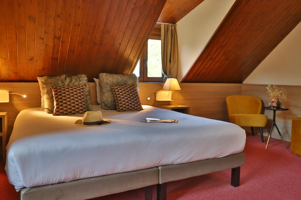 Postel nebo postele na pokoji v ubytování SOWELL HOTELS Mont Blanc et SPA