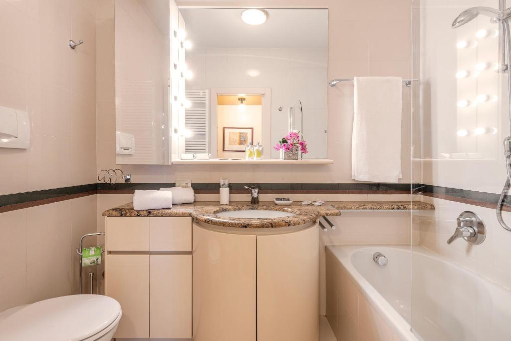 A bathroom at Milan Royal Suites - Centro Duomo