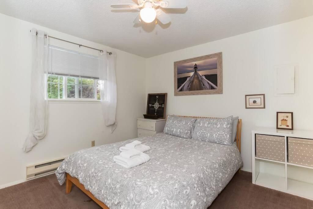 Postel nebo postele na pokoji v ubytování Contemporary, marine 2bd/1ba Apartment C in Kent