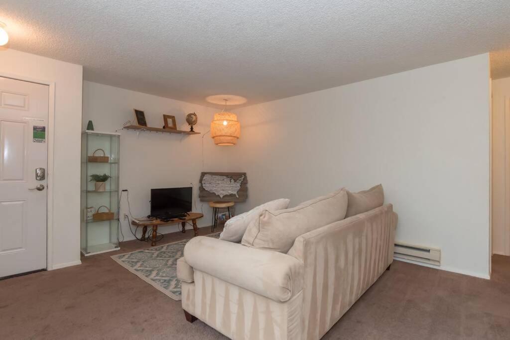 TV a/nebo společenská místnost v ubytování Contemporary, marine 2bd/1ba Apartment C in Kent
