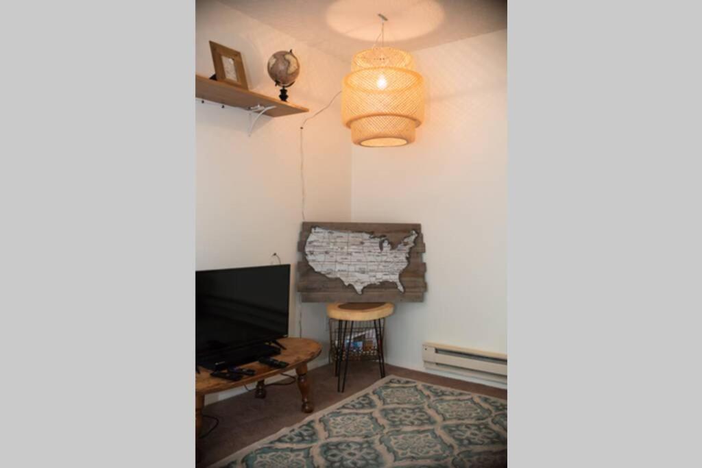 TV a/nebo společenská místnost v ubytování Contemporary, marine 2bd/1ba Apartment C in Kent