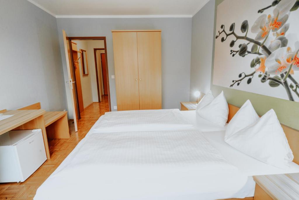 Postel nebo postele na pokoji v ubytování Hotel am Kapuzinerplatz
