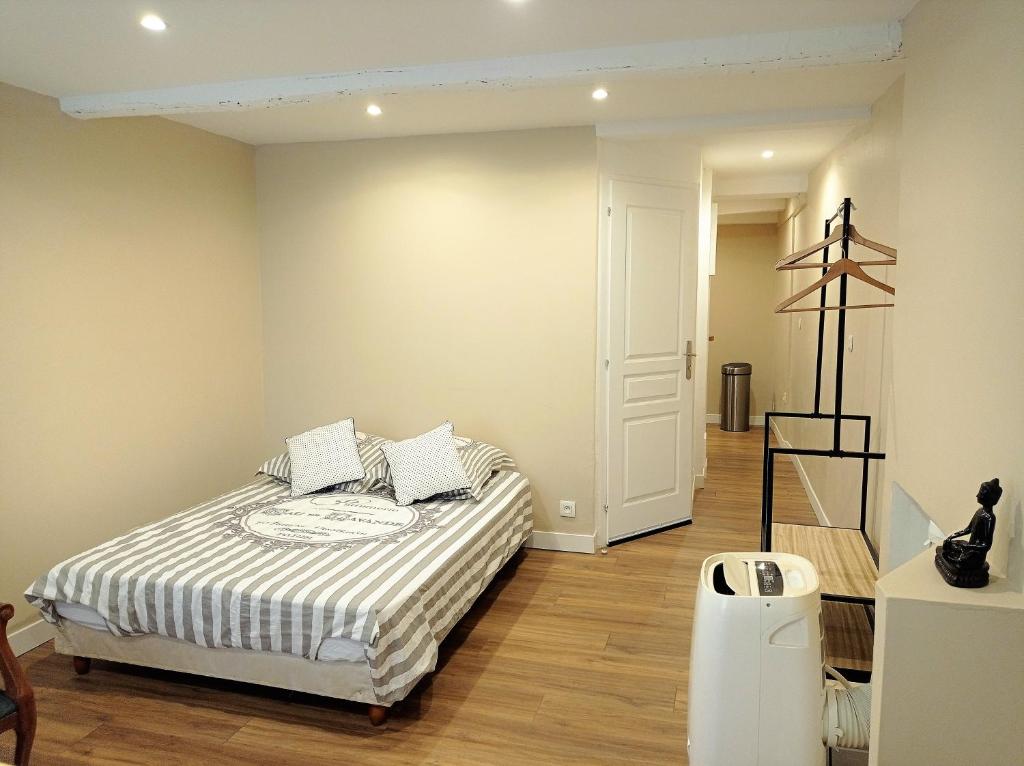 um quarto com uma cama num quarto em OPERAPPART 4 em Toulon