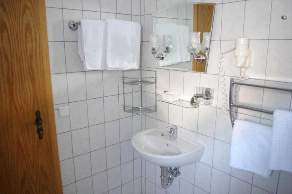 Koupelna v ubytování Hotel Gasthof zum Walfisch