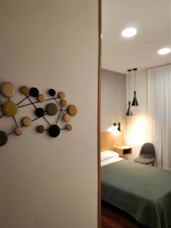 Postel nebo postele na pokoji v ubytování Roquefer Bilbao Central Rooms