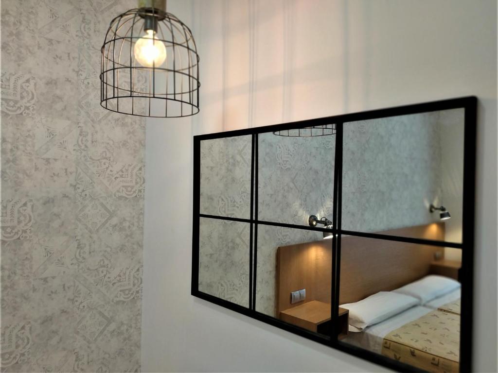 Postel nebo postele na pokoji v ubytování Roquefer Bilbao Central Rooms