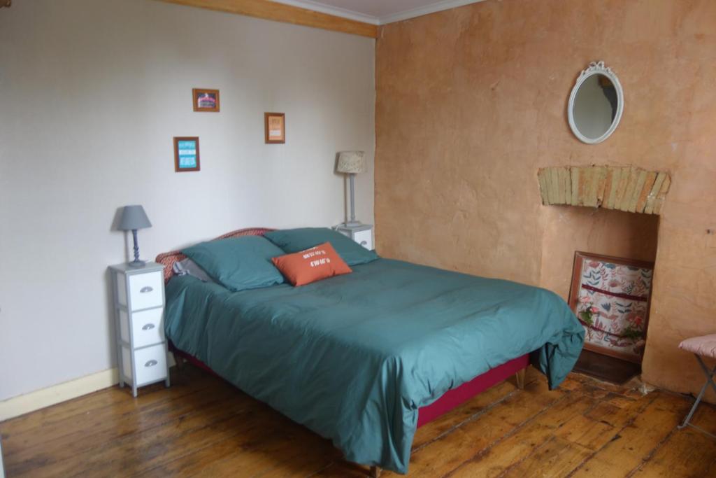 Ein Bett oder Betten in einem Zimmer der Unterkunft L'appartement de Jeanne