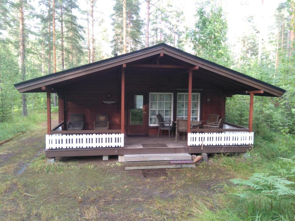 una cabaña de madera en medio de un bosque en Holiday Cabin Kerimaa 103 en Savonlinna