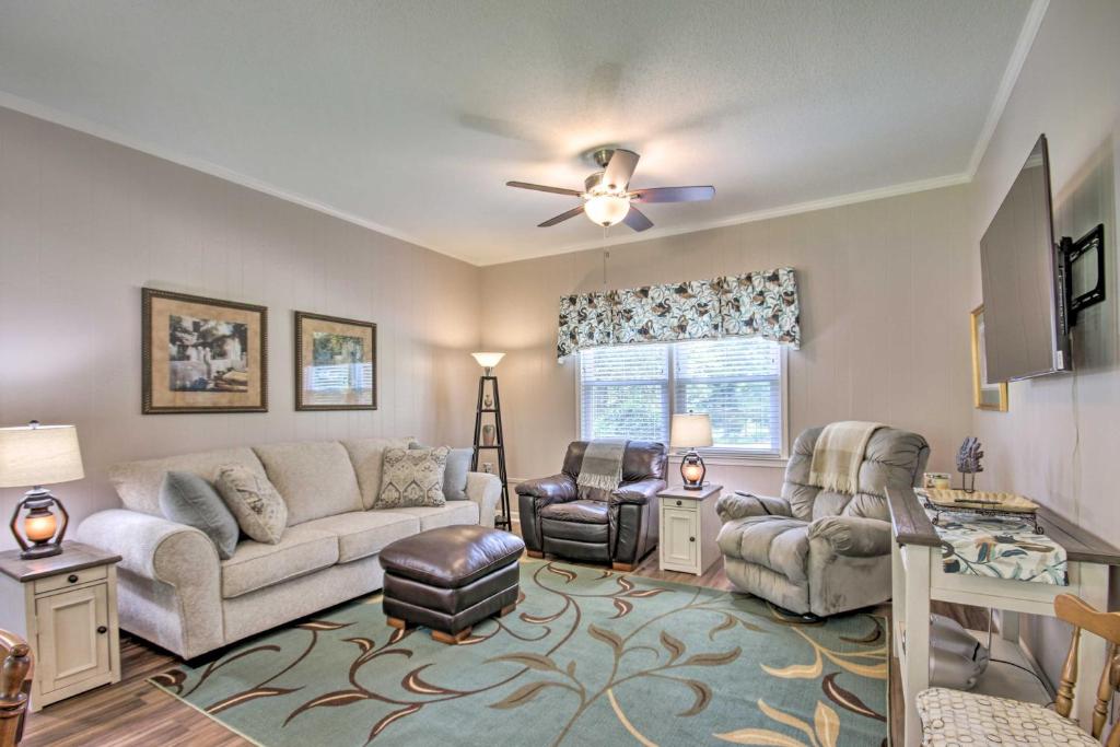 sala de estar con sofá, sillas y ventilador de techo en Family Home with Fire Pit, 2 Mi to Lake Access, en Lexington