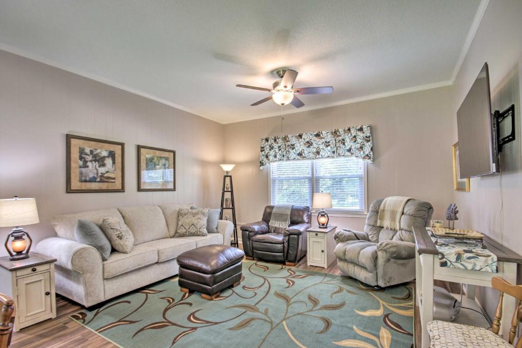 Χώρος καθιστικού στο Family Home with Fire Pit, 2 Mi to Lake Access