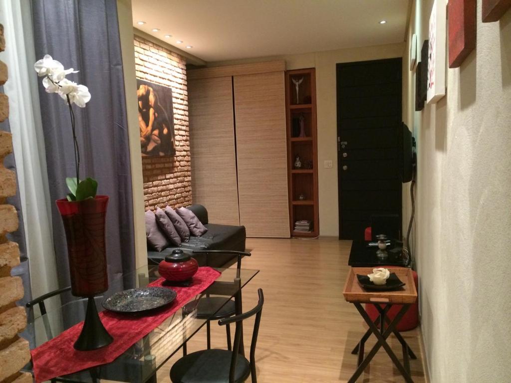 sala de estar con sofá y mesa en excelente apto quarto e sala Ipanema posto 9, en Río de Janeiro