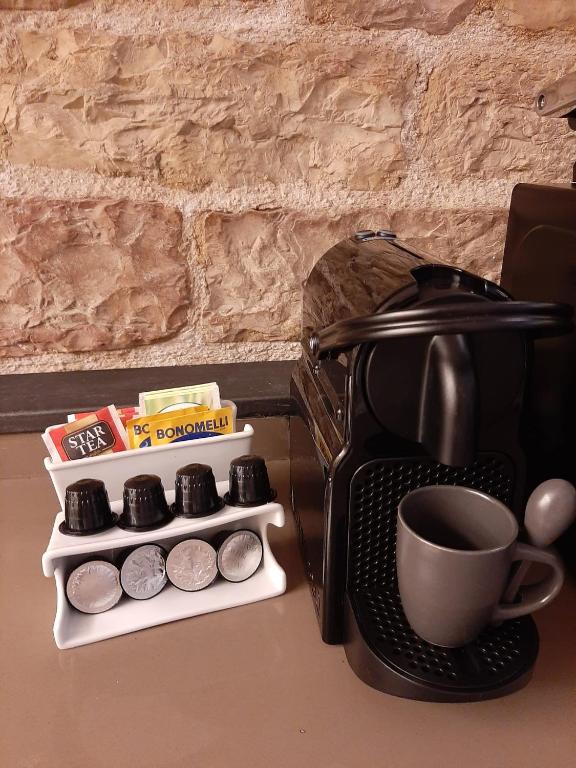 Zestaw do parzenia kawy i herbaty w obiekcie Appartamento Gattapone 9