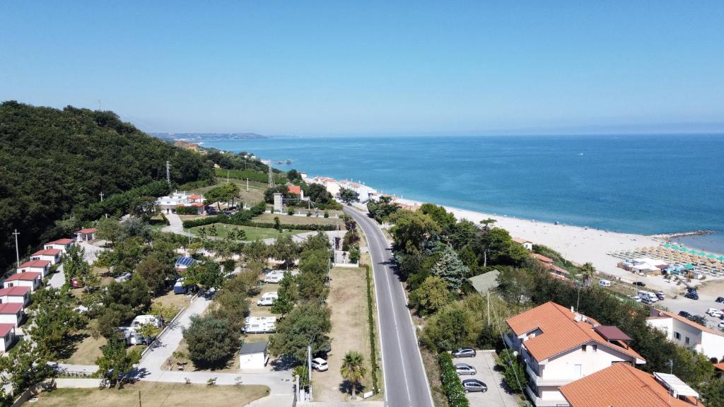 una vista aérea de la playa y del océano en Verdemare, en Torino di Sangro