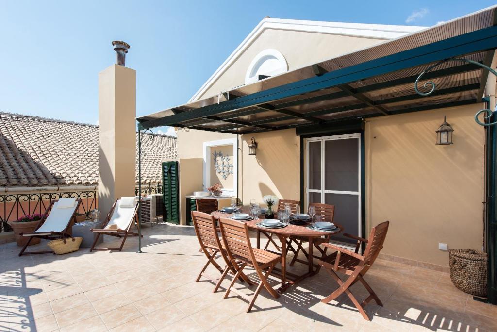 A balcony or terrace at Arieni Sea View House