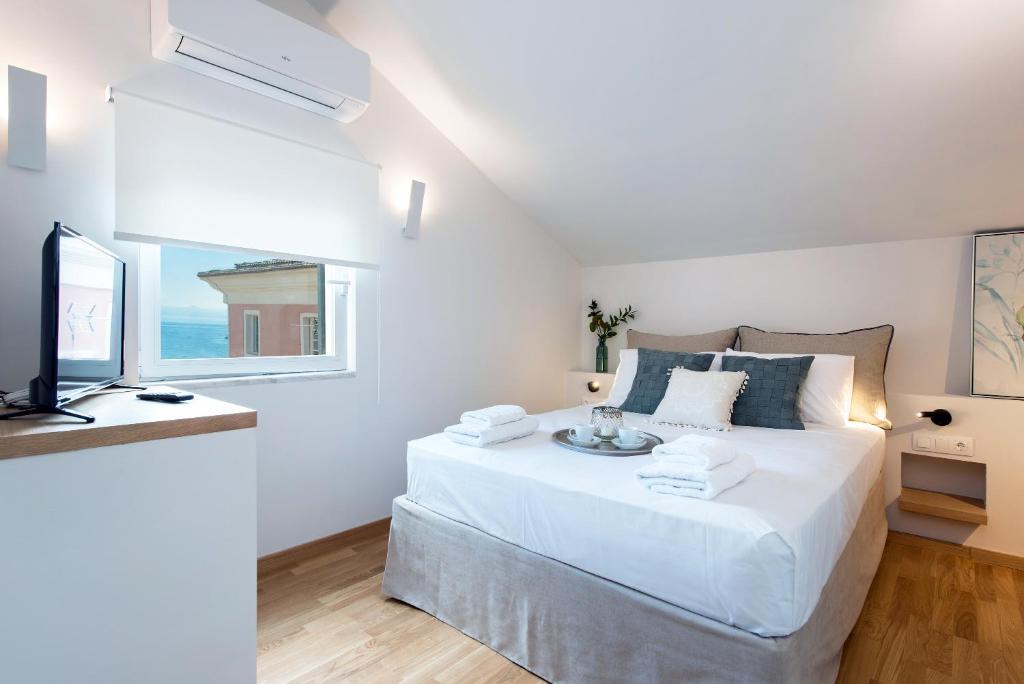 A bed or beds in a room at Arieni Sea View House