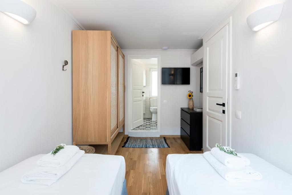 A bed or beds in a room at Arieni Sea View House