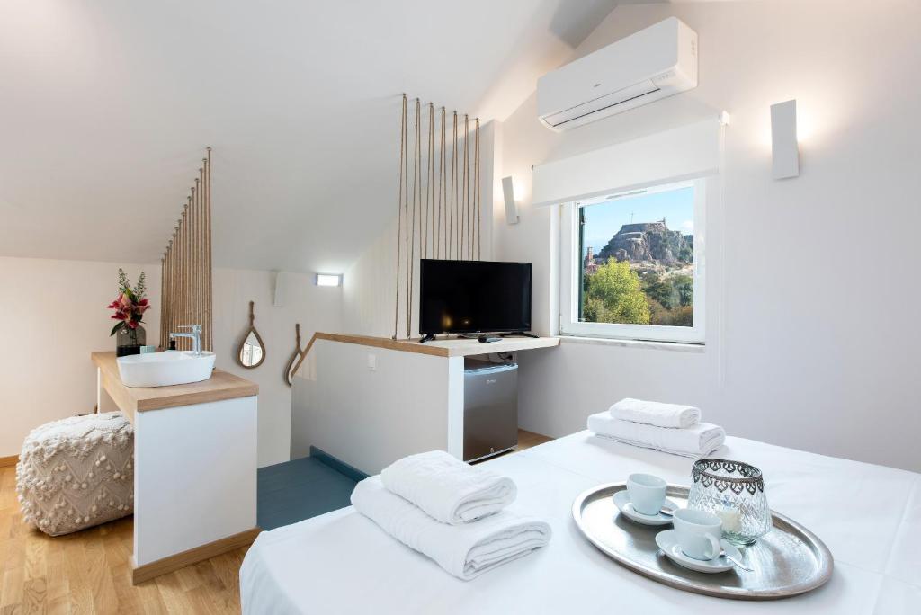 A television and/or entertainment centre at Arieni Sea View House