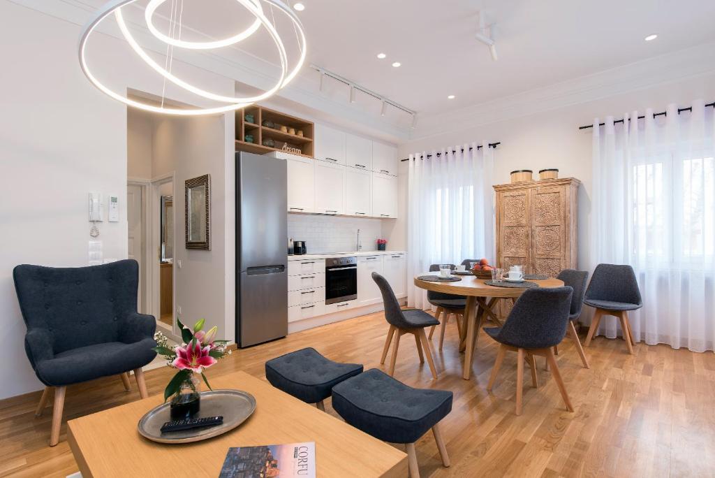 A kitchen or kitchenette at Arieni Sea View House