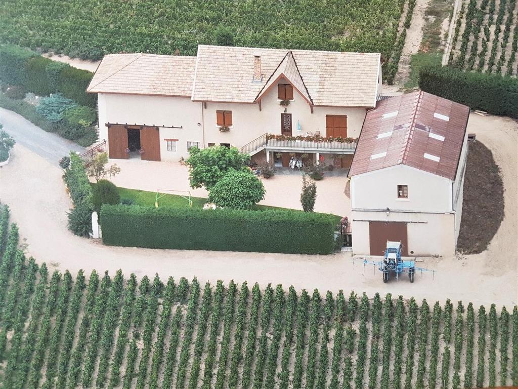 - une vue aérienne sur une maison avec une cour dans l'établissement Chambres d hôtes au Domaine de Robert, à Fleurie