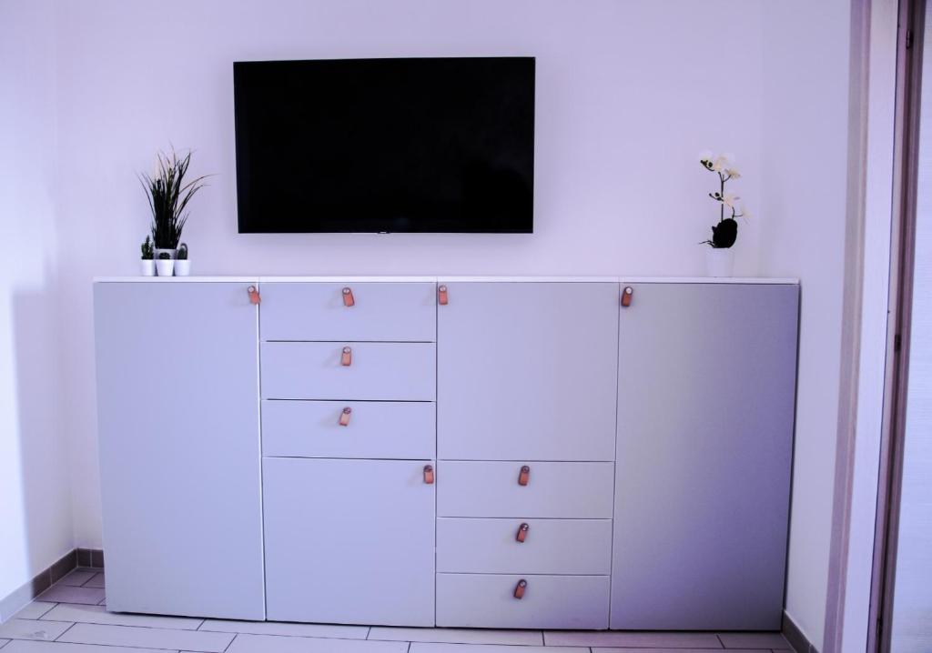 Televízia a/alebo spoločenská miestnosť v ubytovaní Walk Rooms