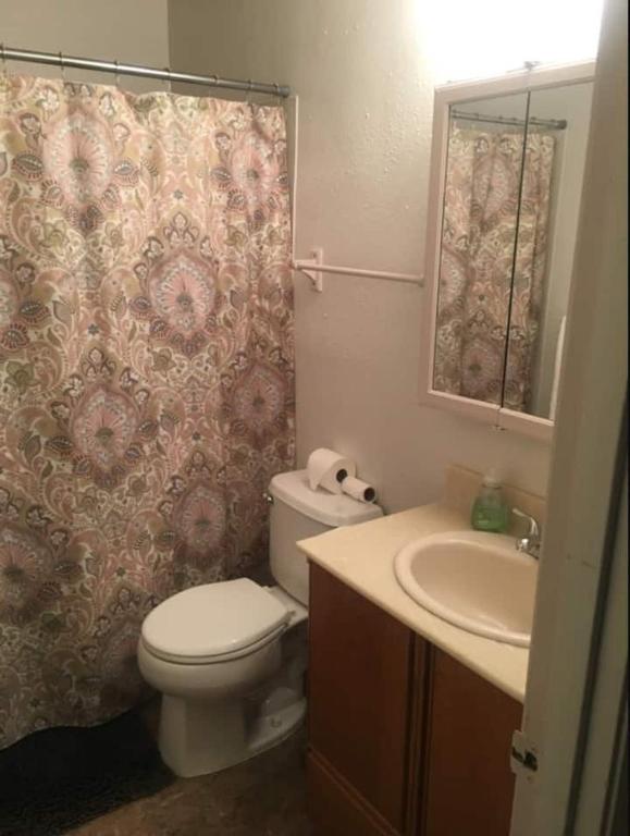 Koupelna v ubytování Contemporary, marine 2bd/1ba Apartment C in Kent