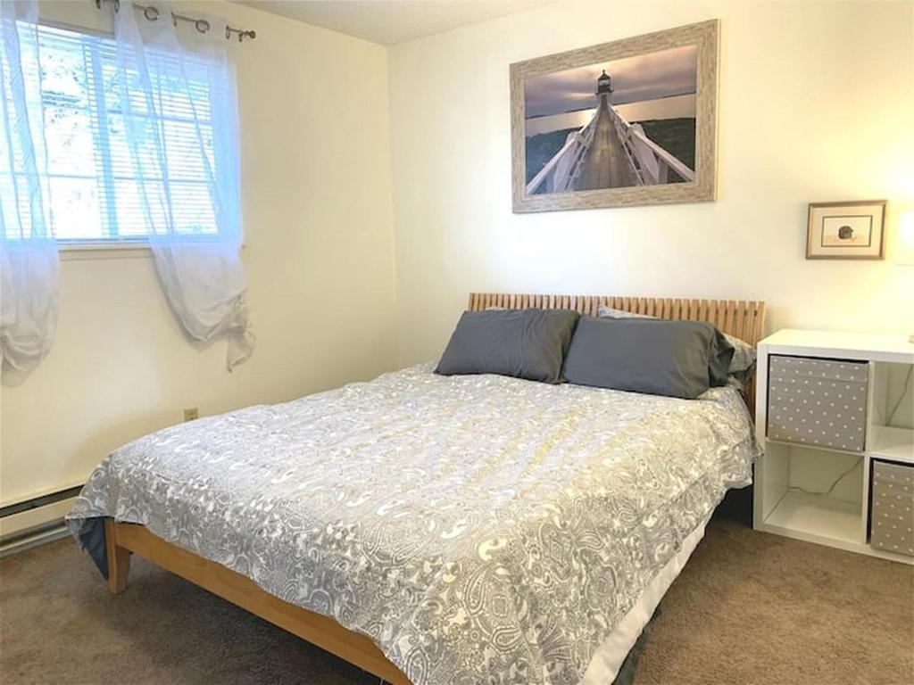 Postel nebo postele na pokoji v ubytování Contemporary, marine 2bd/1ba Apartment C in Kent