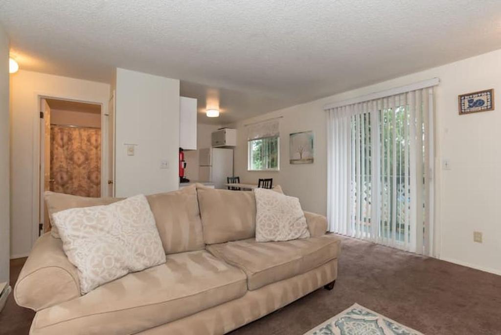 Posezení v ubytování Contemporary, marine 2bd/1ba Apartment C in Kent