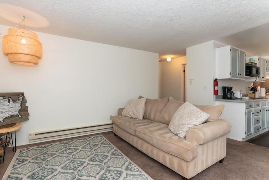 Kuchyň nebo kuchyňský kout v ubytování Contemporary, marine 2bd/1ba Apartment C in Kent
