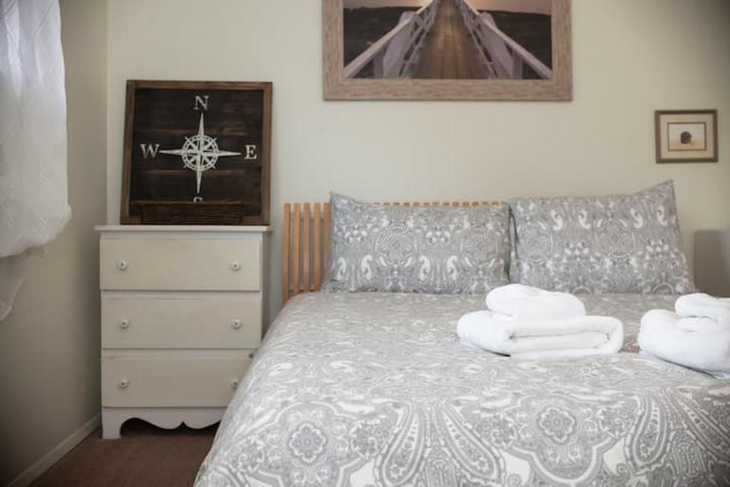 Postel nebo postele na pokoji v ubytování Contemporary, marine 2bd/1ba Apartment C in Kent