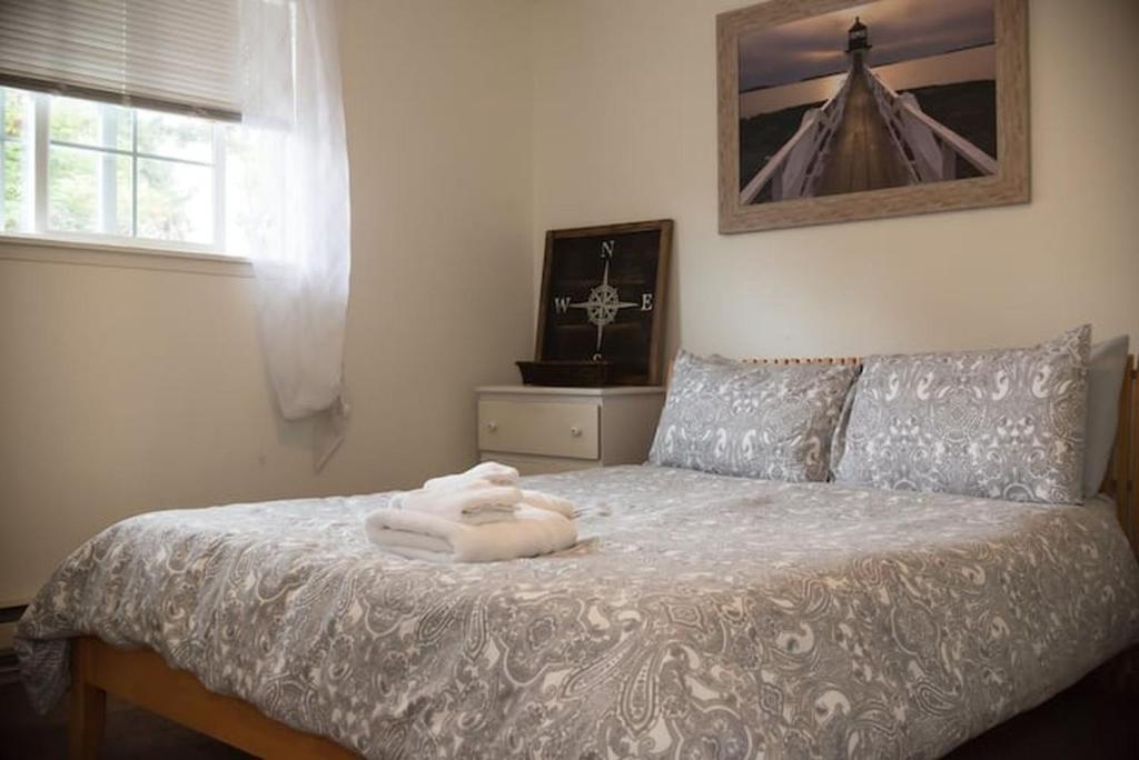 Postel nebo postele na pokoji v ubytování Contemporary, marine 2bd/1ba Apartment C in Kent