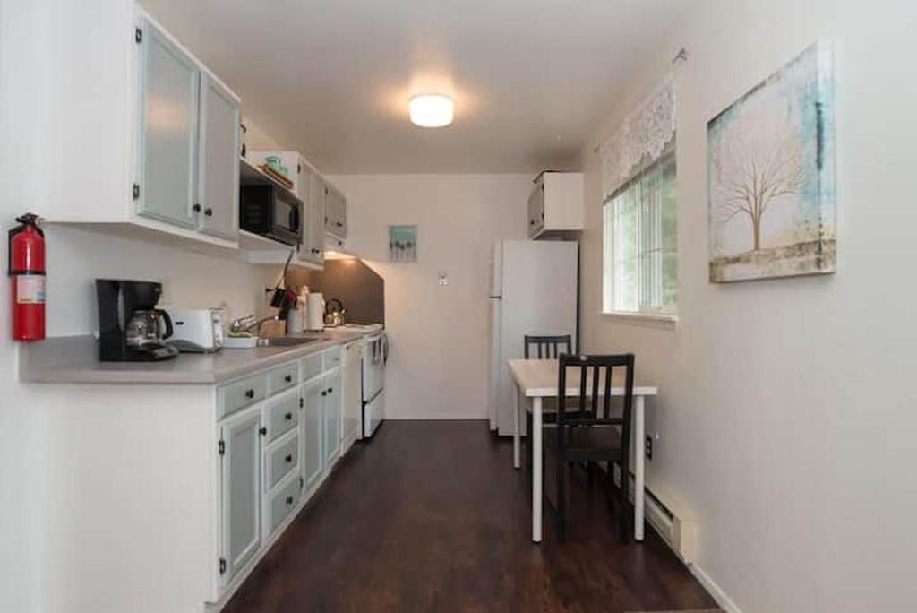 Kuchyň nebo kuchyňský kout v ubytování Contemporary, marine 2bd/1ba Apartment C in Kent