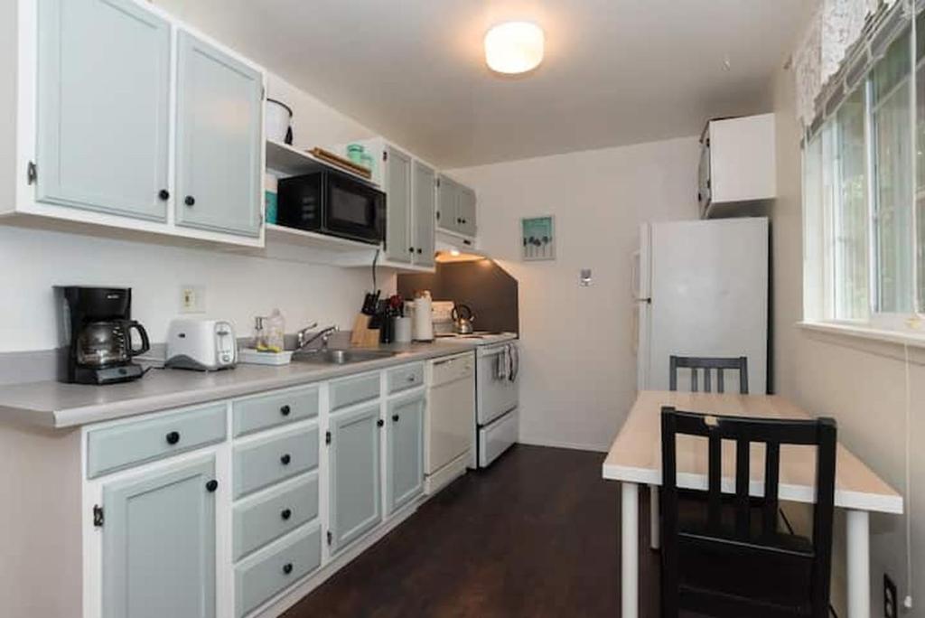 Kuchyň nebo kuchyňský kout v ubytování Contemporary, marine 2bd/1ba Apartment C in Kent