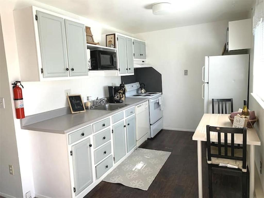 Kuchyň nebo kuchyňský kout v ubytování Contemporary, marine 2bd/1ba Apartment C in Kent