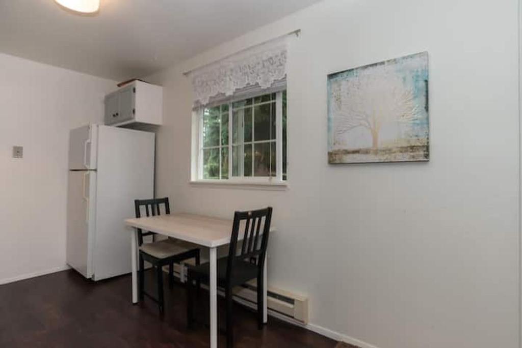 Kuchyň nebo kuchyňský kout v ubytování Contemporary, marine 2bd/1ba Apartment C in Kent