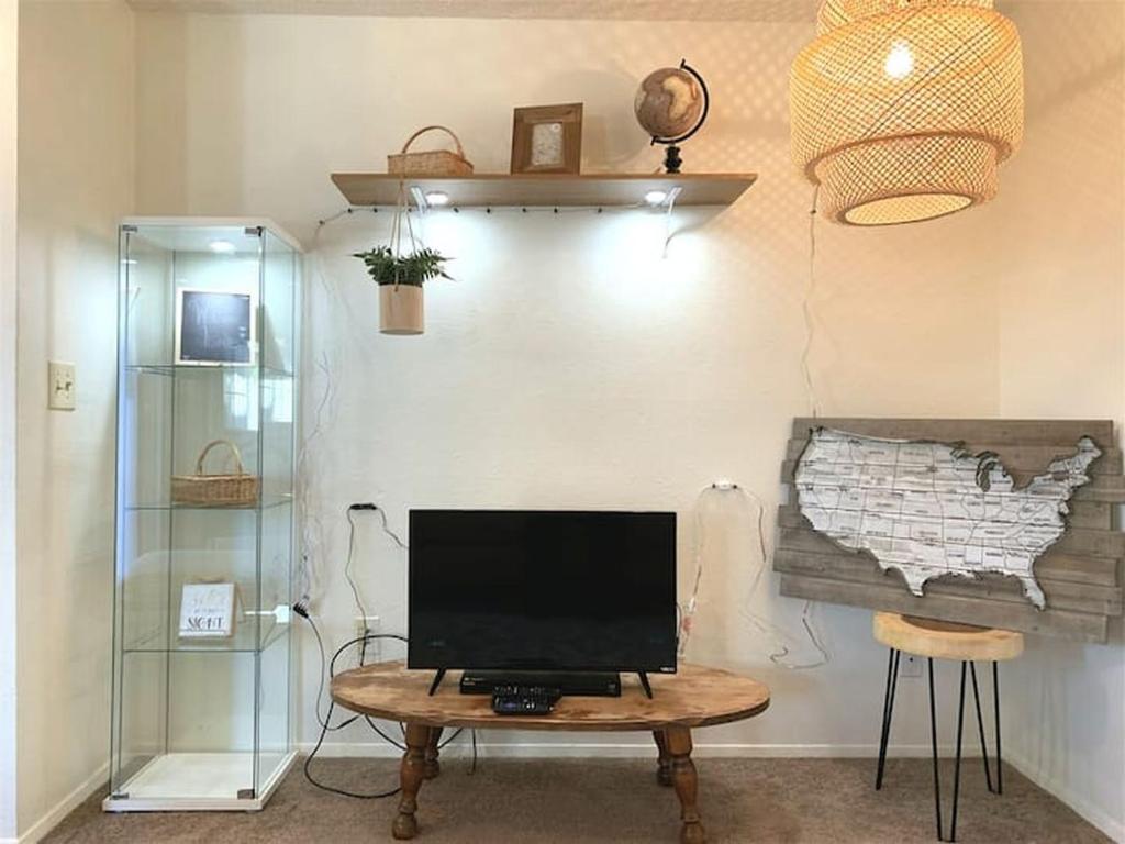 TV a/nebo společenská místnost v ubytování Contemporary, marine 2bd/1ba Apartment C in Kent
