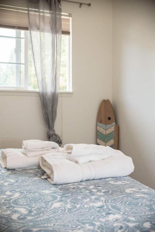 Postel nebo postele na pokoji v ubytování Contemporary, marine 2bd/1ba Apartment C in Kent