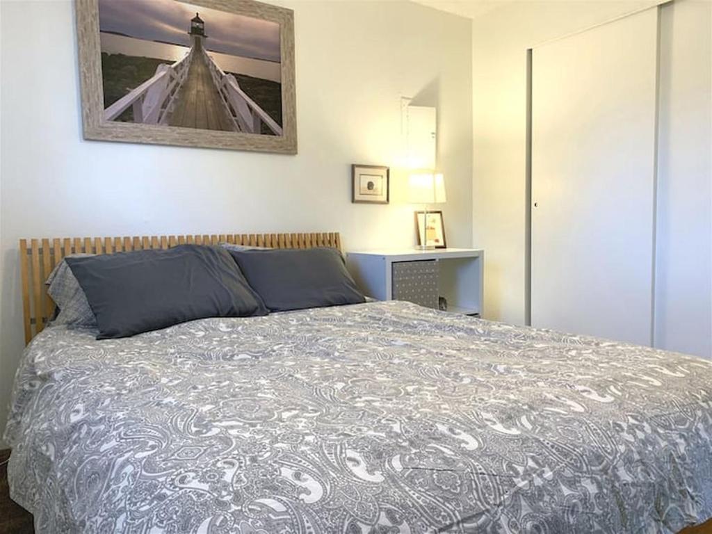 Postel nebo postele na pokoji v ubytování Contemporary, marine 2bd/1ba Apartment C in Kent
