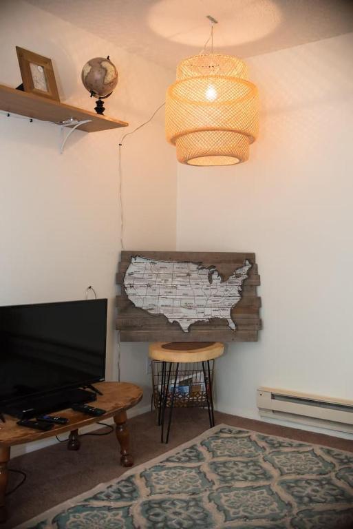 TV a/nebo společenská místnost v ubytování Contemporary, marine 2bd/1ba Apartment C in Kent