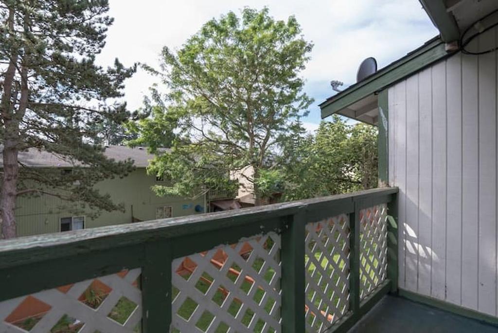 Balkón nebo terasa v ubytování Contemporary, marine 2bd/1ba Apartment C in Kent