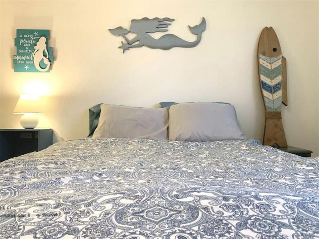 Postel nebo postele na pokoji v ubytování Contemporary, marine 2bd/1ba Apartment C in Kent