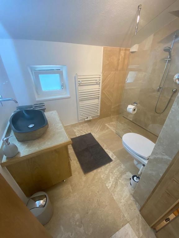 nad głową łazienki z toaletą i prysznicem w obiekcie Ferienhaus Esila w mieście Fieberbrunn